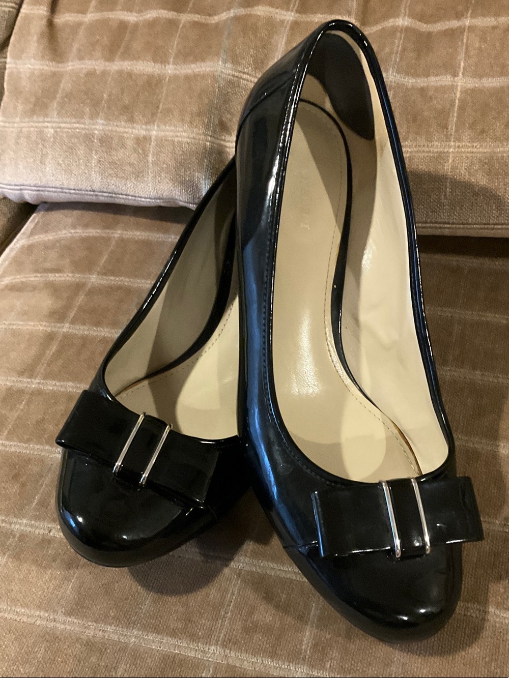 Woman's Naturalizer N5 comfort Slip On Black Round Toe Patent Bow-Trim heels